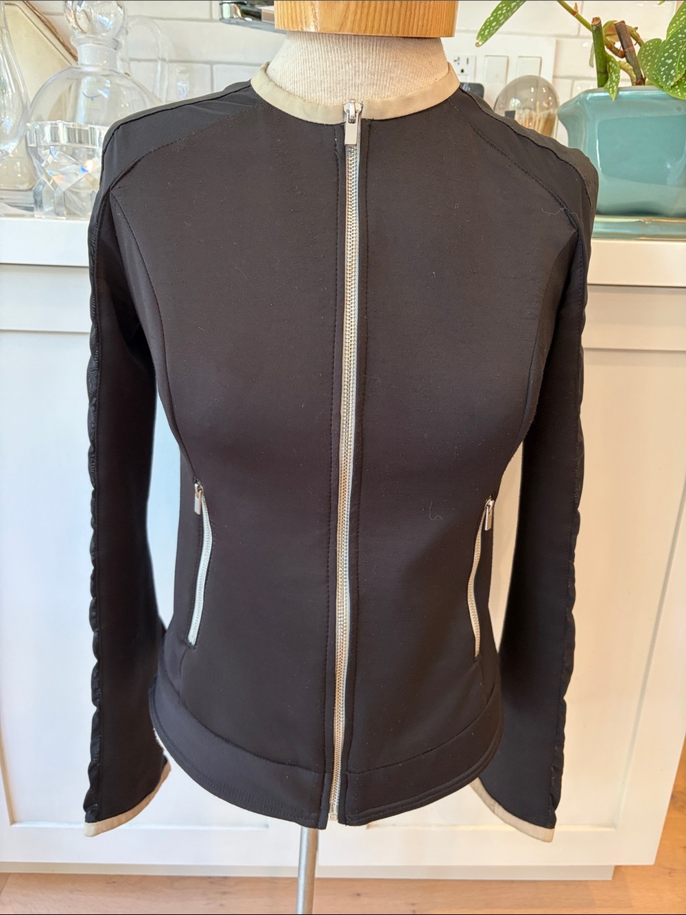 La Marque Elvie Black Zip-Front Women's Jacket w Leather sleeve & Collar Trim